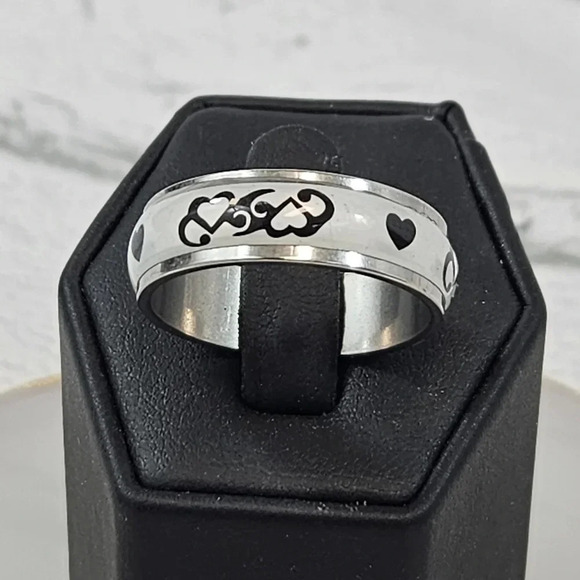 Size 11 Black and White Heart Design Fashion Ring  11I - Picture 4 of 4
